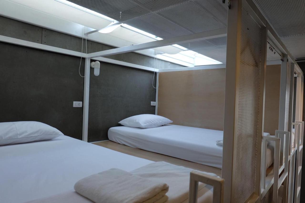 On The Bed Hostel Bangkok Esterno foto