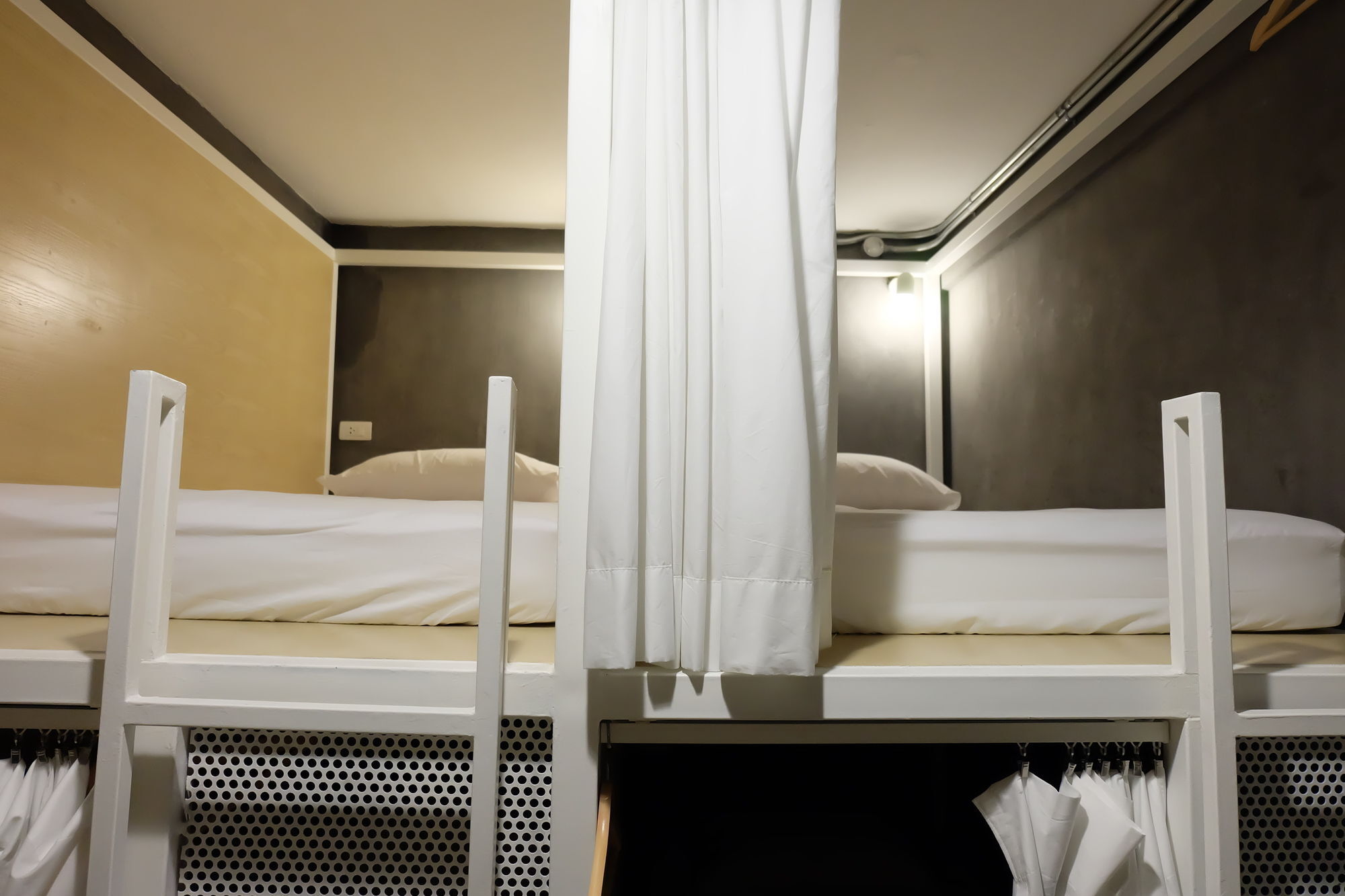 On The Bed Hostel Bangkok Esterno foto
